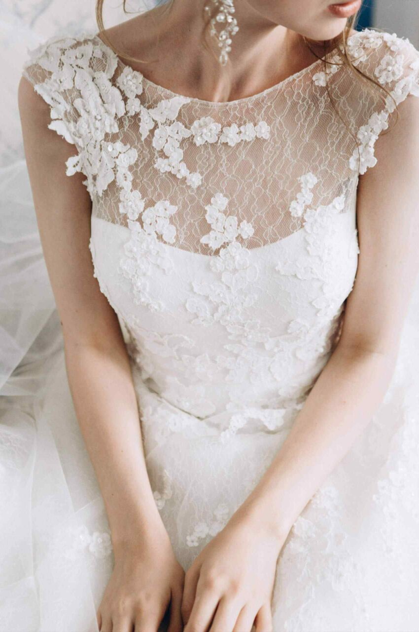 https://artistryeventsconcept.ro/wp-content/uploads/2020/11/wedding_dress_02-scaled-1-850x1280.jpg