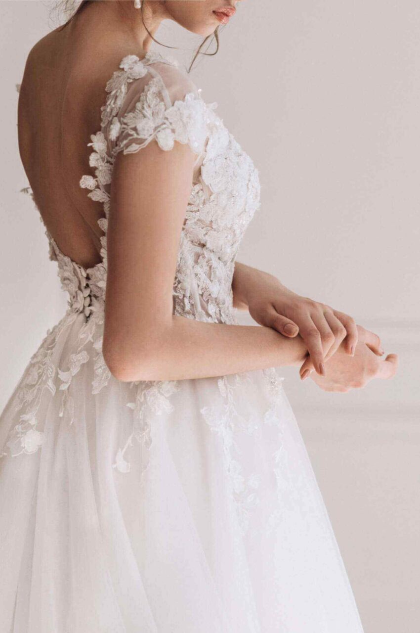https://artistryeventsconcept.ro/wp-content/uploads/2020/12/wedding_dress_07-850x1280.jpg