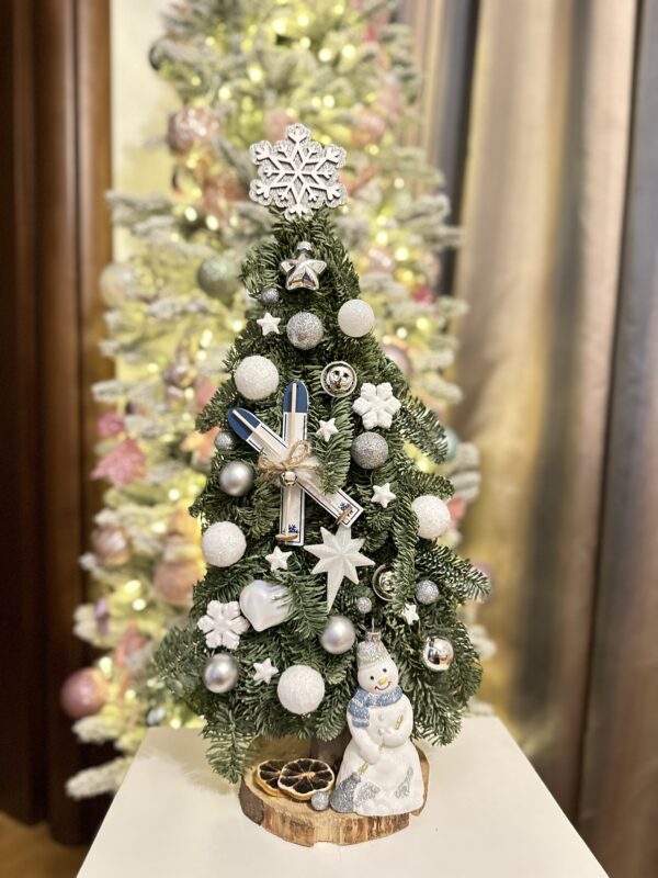 Bradut din globuri si accesorii decorative cu fulg
