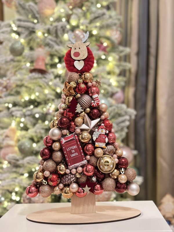 Bradut din globuri si accesorii decorative cu ren