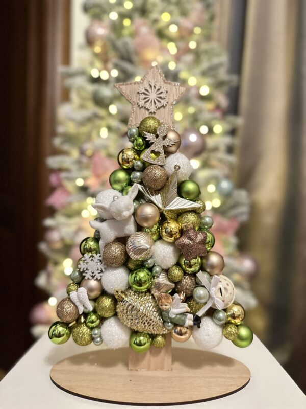 Bradut din globuri si accesorii decorative cu stea