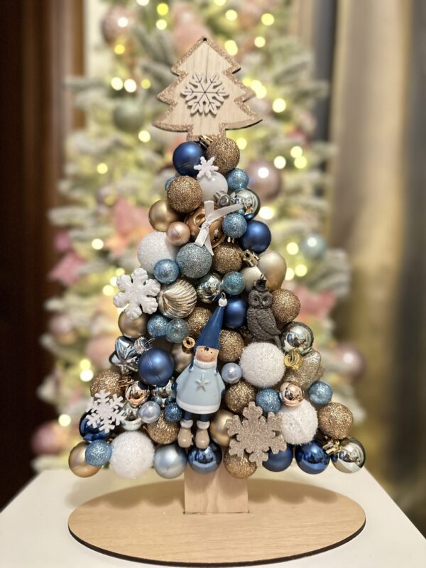 Bradut din globuri si accesorii decorative cu brad