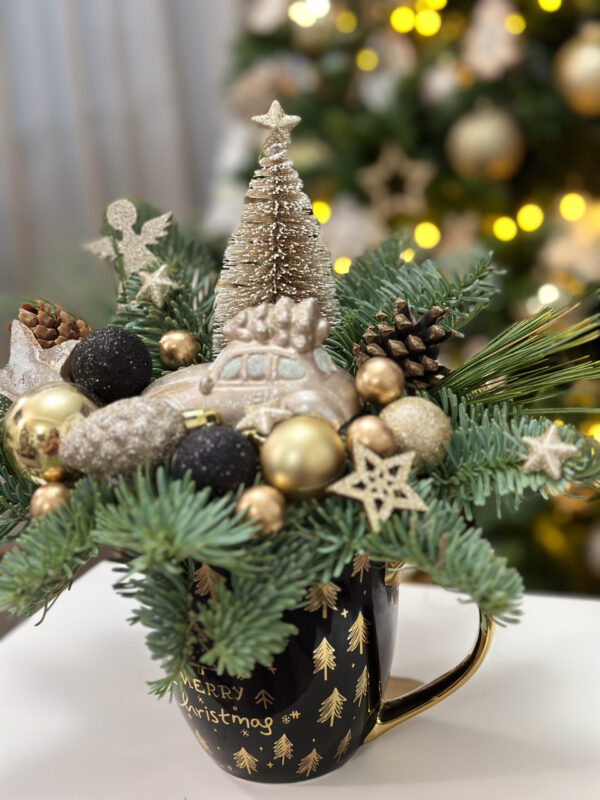 Aranjament de Craciun - cana tematica decorata cu brad natural, globuri si accesorii