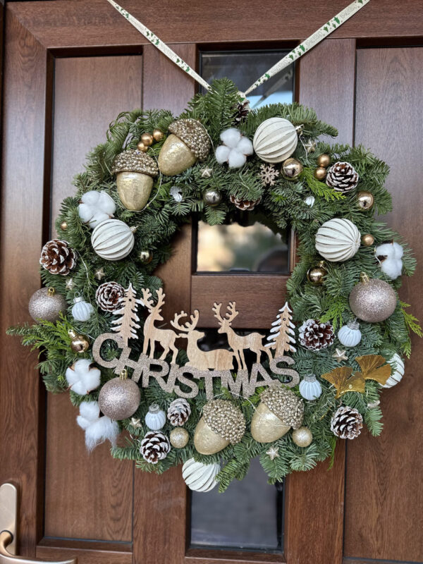 Coronita din brad natural decorata cu globuri si accesorii 2