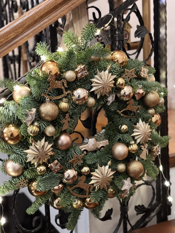 Coronita din brad natural decorata cu globuri si accesorii 3