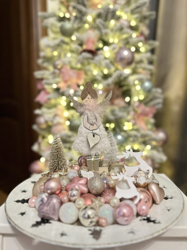 Platou decorativ din globuri si accesorii de Craciun